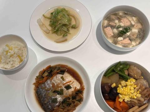 Jade’s kicthen（潔德作菜） - 
*日本栗子地瓜飯 (七星米、日本德島縣地瓜)
*味增鮭魚魚肚豆腐野海菜湯 (鮭魚肚、嫩豆腐、新鮮海菜芽、青蔥、洋蔥 )
*日式筑前煮 
(蒜頭、洋蔥、扁甜豆莢、蓮藕片、鮮香菇、杏鮑菇、 紅蘿蔔、白蘿蔔、去骨雞腿肉)
*紅燒烏魚片(薑、蔥、蒜、白蘿蔔、烏魚）
*橄欖油洋蔥炒高麗菜