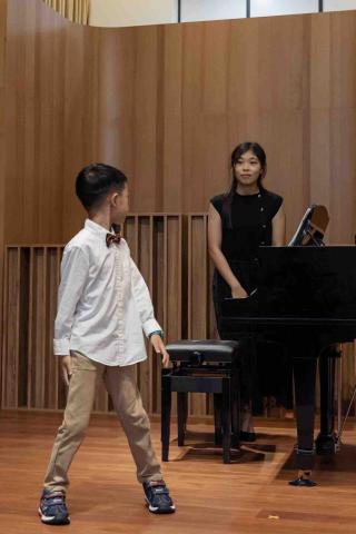 陳奕潔 - 陪伴學生上台