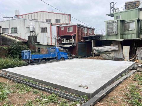 耀築企業社 社團：水泥地鋪設 - 組合屋地坪20cm灌漿完成