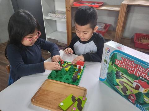 Andrea寵物居家服務/國小孩童作業輔導/中英文語教學 - 透過道具建立情境練習英文對話