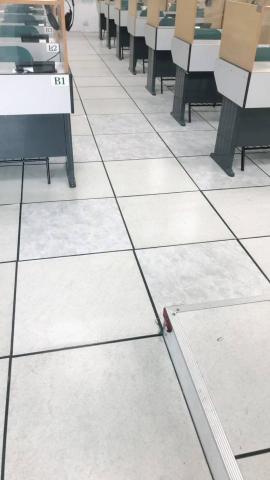 建發/塑膠地磚/窗簾/壁紙/塑膠拉門 - 電腦是高架地板