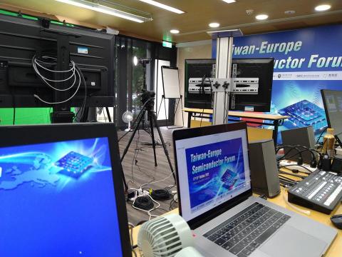 Carol 黎 - -	2022年 - 
   ITRI新竹工研院 台灣-歐洲半導體趨勢發展
 全球線上講座 【錄影現場即席翻譯】
 Carol 黎 - -	2022年 - 
   ITRI新竹工研院 台灣-歐洲半導體趨勢發展
 全球線上講座 【錄影現場即席翻譯】