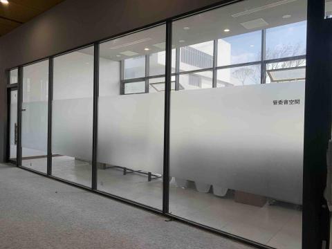 B.X專業隔熱紙 - 桃園管委會辦公室 霧膜腰帶施工 B.X專業隔熱紙 - 桃園管委會辦公室 霧膜腰帶施工