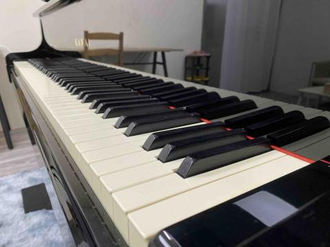 怡萱老師—鋼琴/長笛/樂理 - 工作室鋼琴使用的是KAWAI日本原裝進口琴