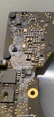 職業蘋果專家 - Mac主板進水維修