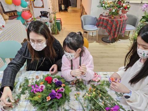Milk's花藝×芳療×藝術手作工作室 - 指導母女三人花圈製作