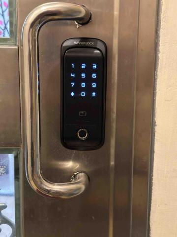 萬銓鎖店 汐止南港內湖24小時開鎖/電子鎖安裝代工 - 住家鐵門鎖改裝D310指紋三合一電子鎖