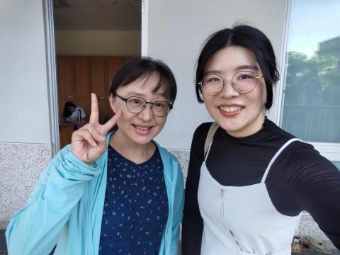 張巧蘋 - 本人為圖右，與高中恩師合照