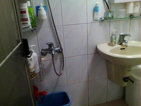 捷倫科技抓漏水電工程 - 三樓馬桶未確實裝好，導致漏水至二樓