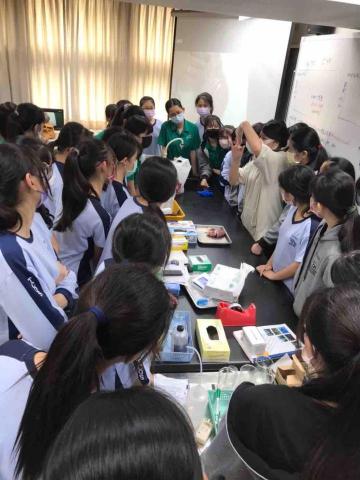 Wan Hsin Cheng - 高中時帶學妹們一起做實驗