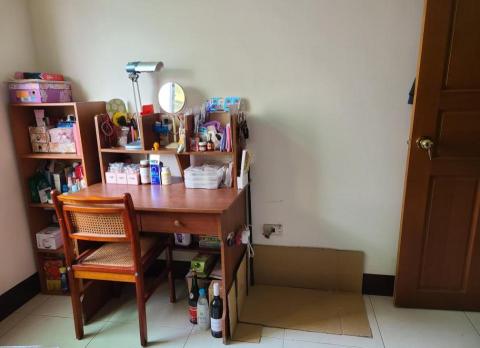 徐晏緹 - 紙箱的地方會放貓砂盆,書桌可以擺放水跟飼料。 徐晏緹 - 紙箱的地方會放貓砂盆,書桌可以擺放水跟飼料。