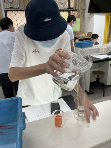 楊上鋆 - 探究與實作：雙氧水與紅蘿蔔反應產生氧氣中，影響反應速率的因素