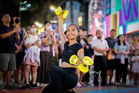 鍾雨緹 -  扯鈴演出 鍾雨緹 -  扯鈴演出