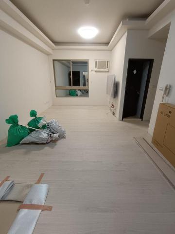 許登昱 - 木地板