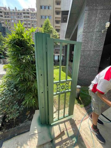 泰豐油漆 - 社區小門噴漆中