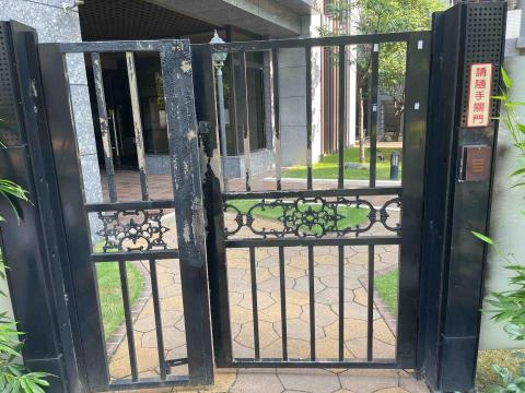 泰豐油漆 - 社區小門噴漆前