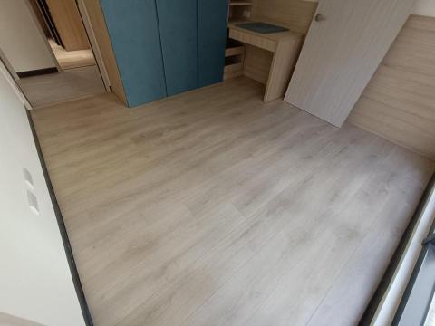 許登昱 - 木地板