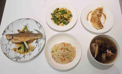 Jade’s kicthen（潔德作菜） - 紅棗枸杞香菇雞湯
雞肉起司燉飯
乾煎午仔魚
吻仔魚蛋捲
奶油炒時蔬