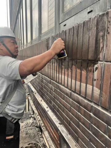 海洛斯企業 - 外牆磁磚檢修及修補作業5（填縫）