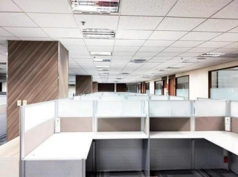 墨瑪室內裝修有限公司 - 實際坪數: 2000坪
使用材質: 波麗板、進口地毯、進口壁紙、美耐板、玻璃、金屬鋁框設計理念: 斜木紋搭配直紋地毯，為辦公空間注入新穎的活潑氣息。
