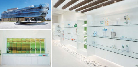 墨瑪室內裝修有限公司 - 實際坪數 : 1300坪
使用材質 : 拋光磚、進口地毯、進口壁布、人造石、木皮、美耐板、玻璃、金屬鋁框
設計理念 : 延伸總公司的設計風格，取自於大自然的靈感。簡約設計但卻同時具有機能性，
使用大量的環保綠建材搭配植生牆營造整體空間的舒適性及溫暖度，也更加深了企業形象及專業度