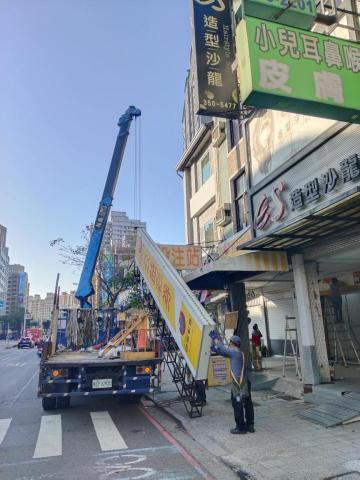 鴻升工程 - 新莊仔路招牌拆除工程 鴻升工程 - 新莊仔路招牌拆除工程