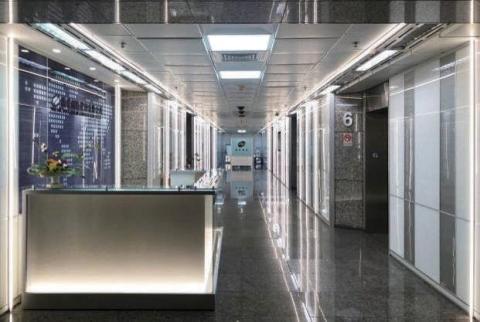 墨瑪室內裝修有限公司 - 實際坪數 : 2000坪

使用材質 : 線型燈、進口地毯、玻璃、美耐板、金屬鋁框

設計理念 : 本案位於南港軟體園區梯廳設計，因礙於消防法規，工共區域只能使用不燃材質 (耐燃一級)，故在設計上使用大量的鋁料與烤漆玻璃，業主是經營網路公司，透過線型燈立面與天花板的穿叉營造強烈的科技感。
