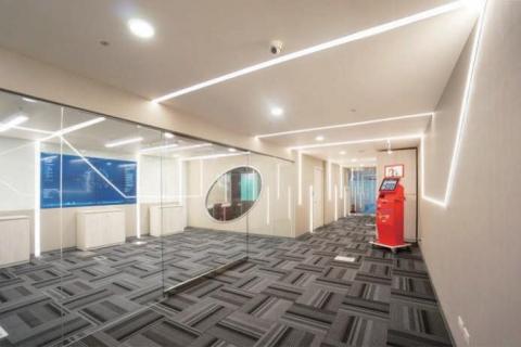 墨瑪室內裝修有限公司 - 實際坪數 : 2000坪
使用材質 : 線型燈、進口地毯、玻璃、美耐板、金屬鋁框
設計理念 : 使用線條延伸，營造俐落的科技光速感，並配合大面積的落地玻璃增加空間通透性。
