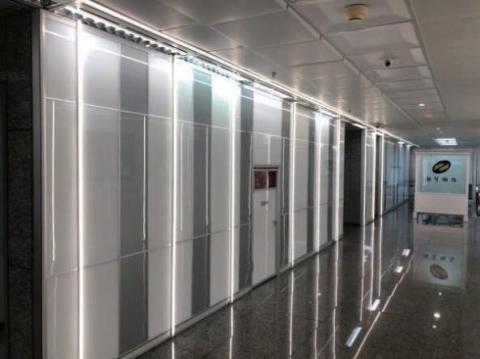 墨瑪室內裝修有限公司 - 實際坪數 : 2000坪

使用材質 : 線型燈、進口地毯、玻璃、美耐板、金屬鋁框

設計理念 : 本案位於南港軟體園區梯廳設計，因礙於消防法規，工共區域只能使用不燃材質 (耐燃一級)，故在設計上使用大量的鋁料與烤漆玻璃，業主是經營網路公司，透過線型燈立面與天花板的穿叉營造強烈的科技感。
