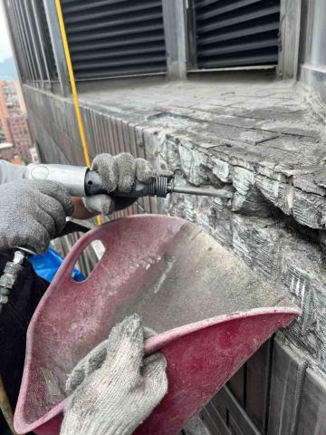 海洛斯企業 - 外牆磁磚檢修及修補作業2（清理牆面碎塊）