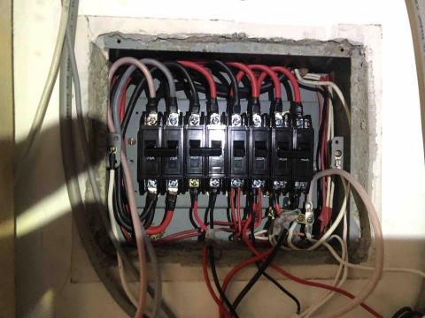 鐘勝水電 - 整理開關箱 更換線路