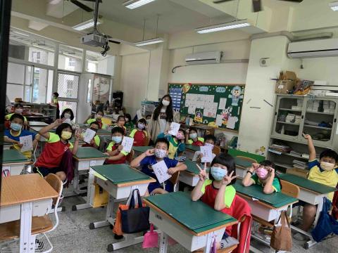 王莉婷 - 至國小擔任說故事老師