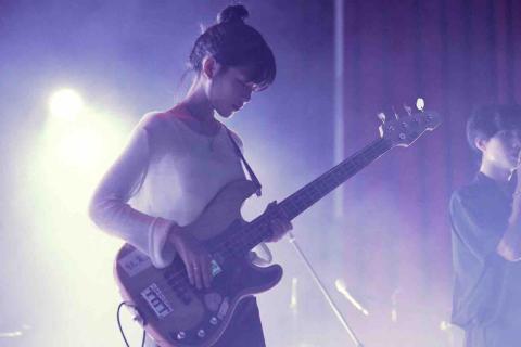 Yunni Lai - 喜歡音樂，高中時為音樂性社團副社長。