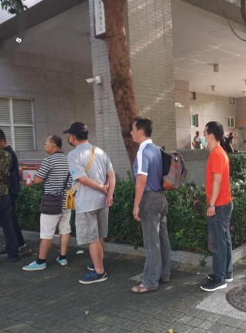 一海 - 代客排隊_先前台北考場要報考的人員破百人代客戶排報名，才能報到考試名額，免去客戶冗長排隊等待時間.客戶可休息或安排其它事務哦