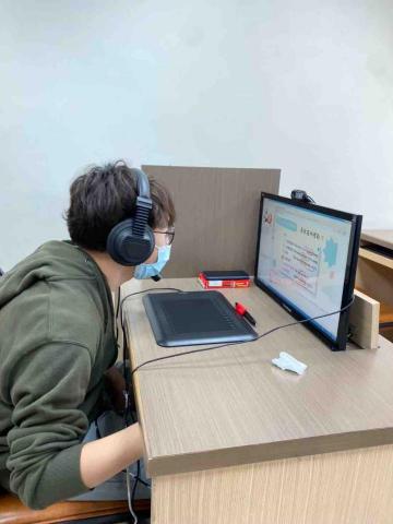 吳奕賢 - 指導數位學伴孩童