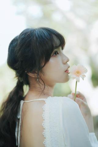 林伯倫 - 白色洋裝搭配花朵，襯托模特的氣質，表現出唯美氣質的女子寫真