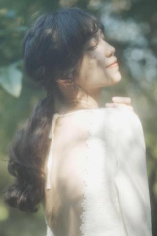 林伯倫 - 以柔焦濾鏡達到虛幻唯美的效果
烘托出柔和輕柔舒服的畫面