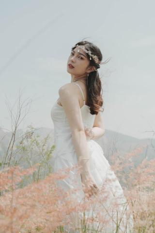 林伯倫 - 精靈少女
回眸一眼
吸引你的視線