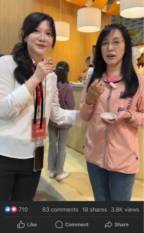 雷普利極效工作室 - 在茶展國際博覽會擔任口譯員,爲立法委員與外賓進行逐步口譯。此照片為立委臉書粉絲團線上直播的截圖。 雷普利極效工作室 - 在茶展國際博覽會擔任口譯員,爲立法委員與外賓進行逐步口譯。此照片為立委臉書粉絲團線上直播的截圖。