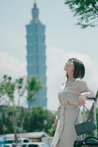 林伯倫 - 都會人像
現代社會，總是汲汲營營的過
往往忽略道路巷弄得美
喘口氣，可以發現不統角度的美