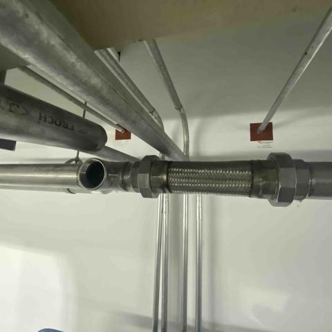 競元工程行 - 施工中（使用高壓軟管）