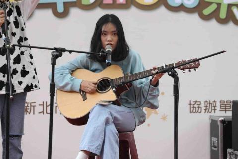mi - 在聖誕節為新莊區公所表演