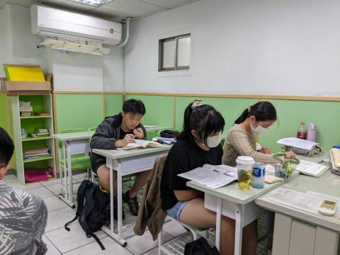 CHIA CHEN WU - Cram school