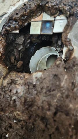 水電葉師傅 - 哇！糞管沒接上來呀，地板下都掏空啦。
接管然後補灌水泥固定再裝馬桶。