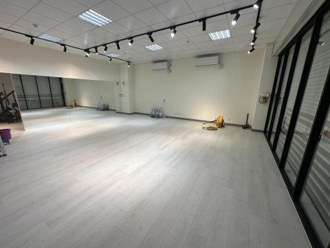 久橡地板-空間設計 - 9.5mm超耐磨木地板
軌道燈
落地門玻璃窗
鏡子