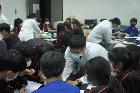 曾奕程 - 探究與實作課程講解原理與引導學生思考