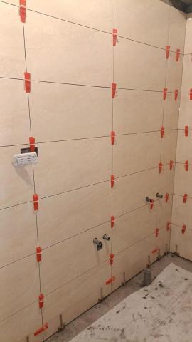 興隆裝修工程 - 浴室貼30*60壁磚