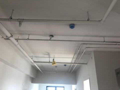 毅炫建築工程設計事務所 - 木作進場前檢查消防灑水設備是否正常運作...。