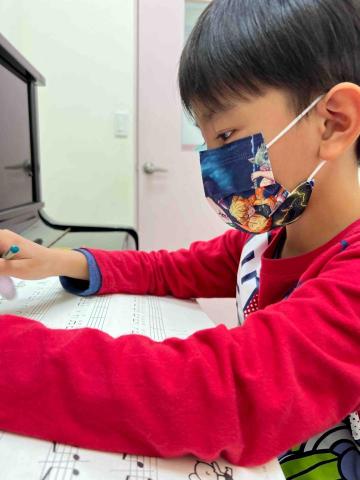 李志豪 - 認真學習樂理知識的孩子