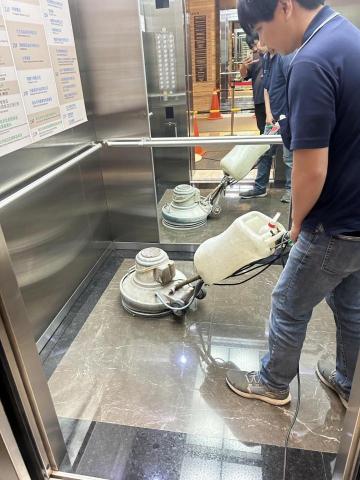 張役鳴 - 電梯晶化